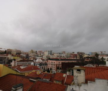 T1+1 no centro de Lisboa, com terraço e muita luz solar à sua espera - Photo 4