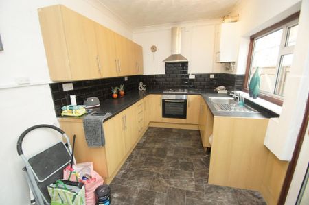 2 bedroom end of terrace house to rent - Photo 2