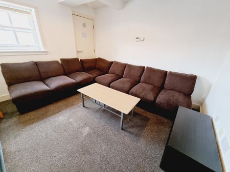 8 Bed Student Accommodation - Photo 3