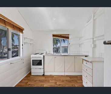 Upstairs Unit - Fully Air Conditioned - Photo 1