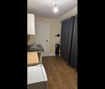 Bedsit, North Circular Road, NW2 - Photo 2