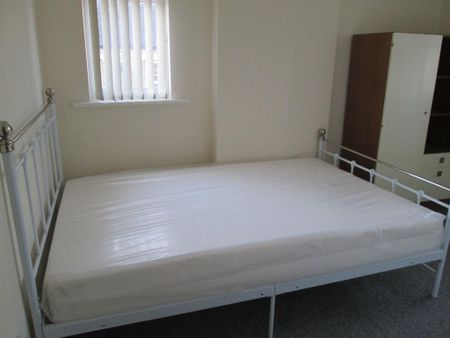 1 bedroom in a house share to rent - Photo 2