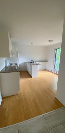 3.5 (1 Chambre) Rénové Dans CôtedesNeige - Photo 1