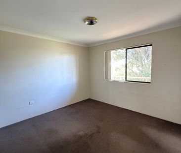 Perfectly located close to Lake Foreshore, Beach and Shopping Centre! - Photo 1