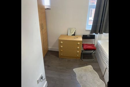 Room in a Shared Flat, Mora Road, NW2 - Photo 5