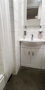 Adams Way, Croydon - Photo 3