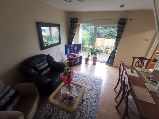 Room in a Shared House, Primley Park Lane, LS17 - Photo 1