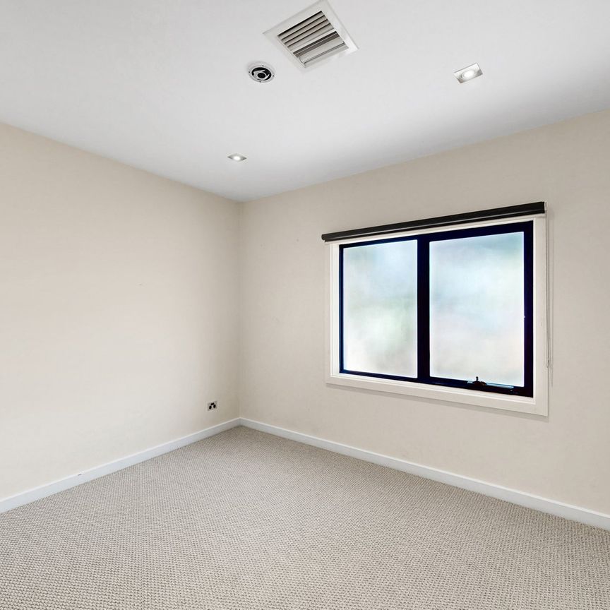 Stylish and Spacious Home with Solar and Brand New Flooring in Heart of Aberfeldie - Photo 1