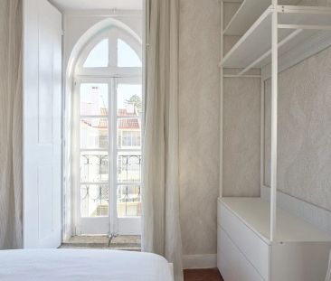 Room in a shared 13-bedroom apartment for rent in Lisbon, professionals only - Photo 1