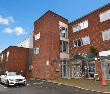 Green Lane, Shepperton, TW17 - Photo 1