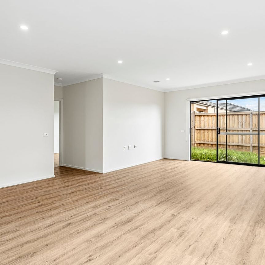 Brand New Luxury Home - 4 Bedrooms, 4 Bathrooms, Double Garage in the Heart of Manor Lakes - Photo 1