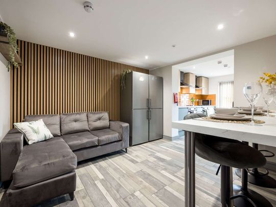 OX Living is proud to present this high-quality 7-bedroom co-living property, perfect for working professionals looking for stylish, stress-free living. Room 4 - Photo 1