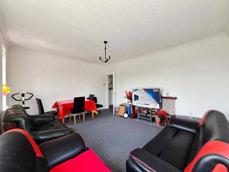 3 bedroom flat to rent - Photo 3