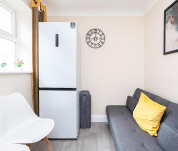 2 bedroom flat to rent - Photo 2