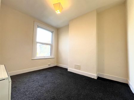 1 Bedroom Maisonette - Upper To Let - Photo 3