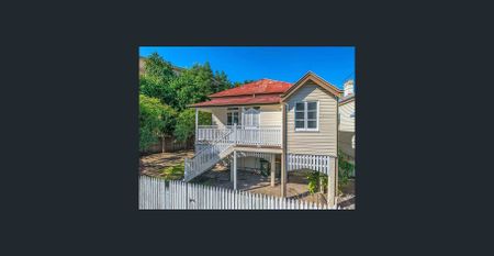 Charming Queenslander home with ample storage space - Photo 3