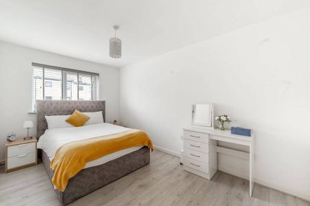 4 bedroom end of terrace house to rent - Photo 5