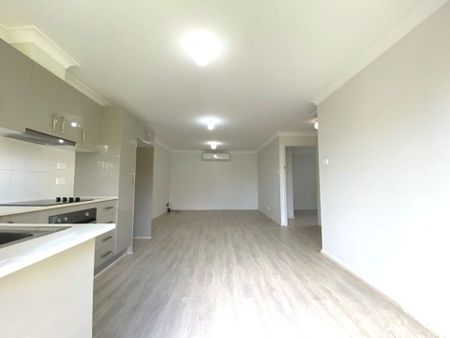 Beautiful Flat with off Street Parking&excl; - Photo 3