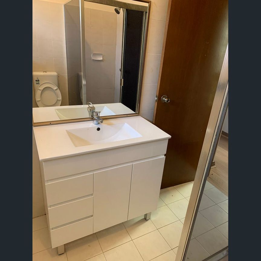 Walk to Hurstville Public School - Affordable rent for 3-bedroom villa in block of 4 - Photo 1