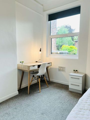 ⭐ Executive En-Suite 3 mins to Salford Royal - Photo 3