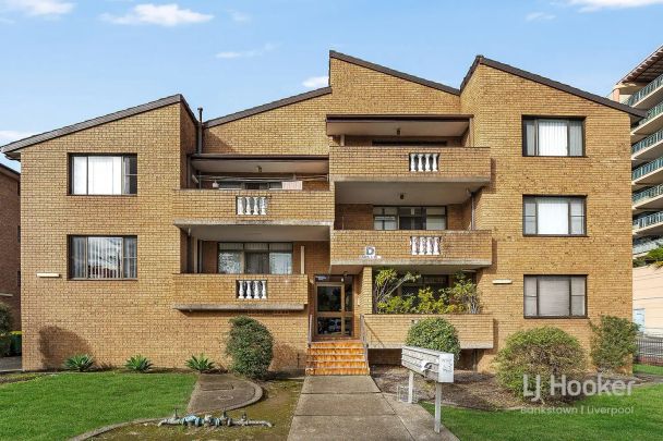 “Spacious & Stylish | Street-Facing Apartment in Prime Locati” - Photo 1