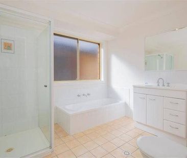 3 bedrooms - 3 bathroom townhouse in great location - Photo 2