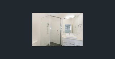 MODERN TOWNHOUSE CLOSE TO WESTFIELD CARINDALE - Photo 2