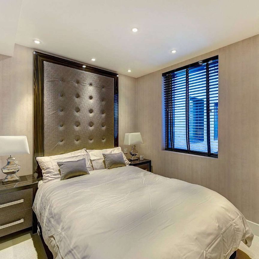 A contemporary one bedroom apartment located in the highly sought after Hyde Park Square. - Photo 1