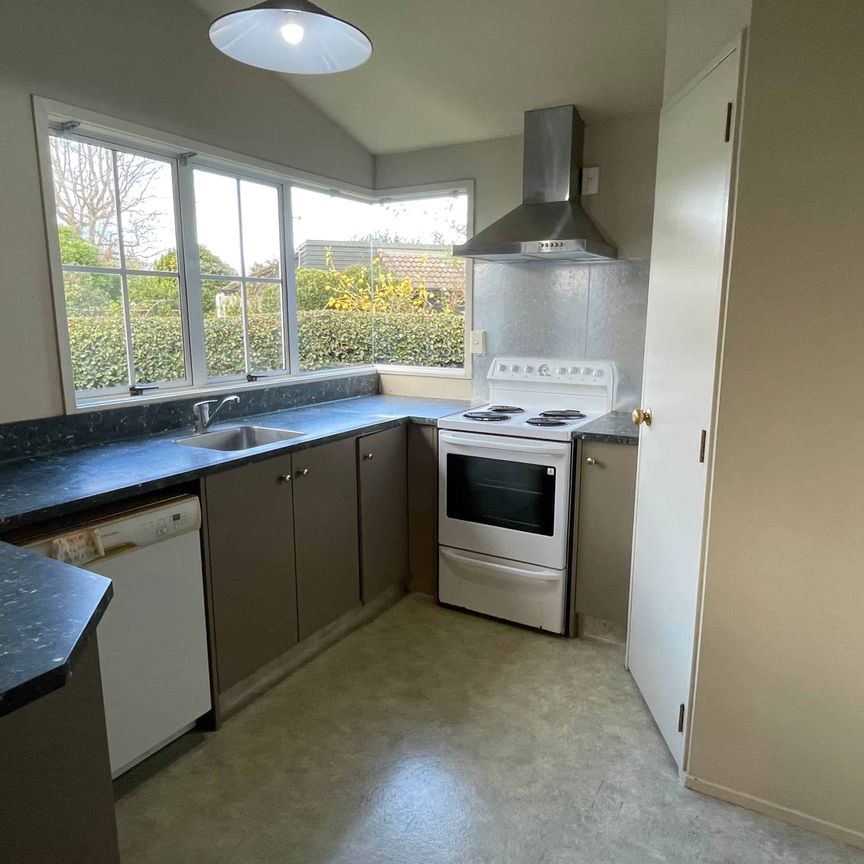 Easy Mahora living - Photo 1