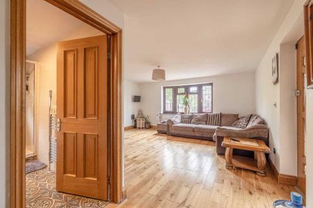 5 bedroom detached house to rent - Photo 2