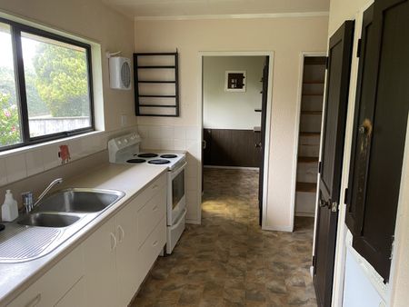 Great Location For This Family Home - Brookfield - Photo 2