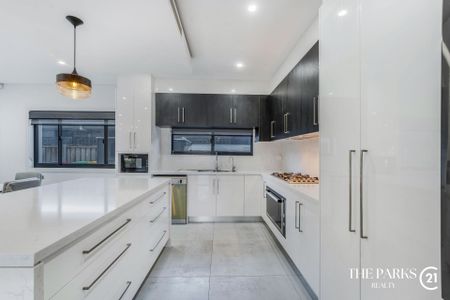 Stunning Modern Luxury Home ! - Photo 3