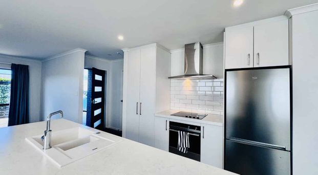 Stylish, Low-Maintenance Living in a Sought-After Location - Photo 1