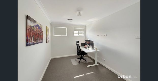 Beautiful Near-New 4 Bedroom Family Home in a Peaceful Oakville Setting - Photo 1