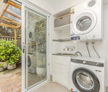 Charming Townhouse in Prime Como Beach Location! - Photo 1