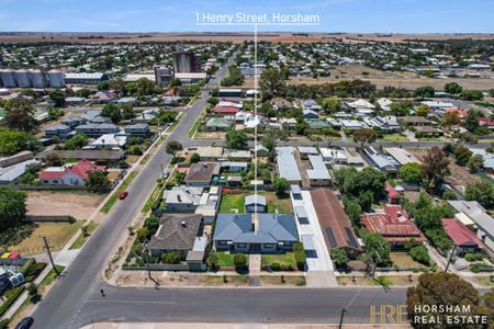Modern Three-Bedroom Home Close to the CBD - Photo 4