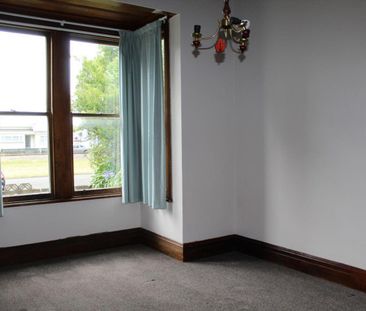 Large Villa with fully fenced backyard! - Photo 2