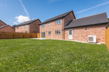 4 bedroom detached house to rent - Photo 2