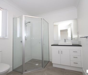 Luxury 3 bed townhouse, convenient to everything! - Photo 6