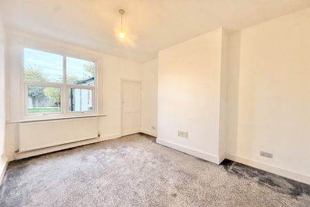 3 bed House South Avenue, SS2 - Photo 4