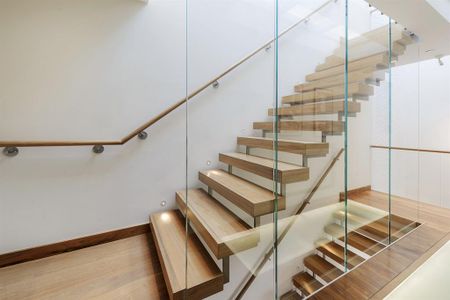 3 bedroom mews to rent - Photo 2