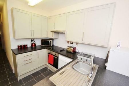 3 bedroom flat to rent - Photo 4