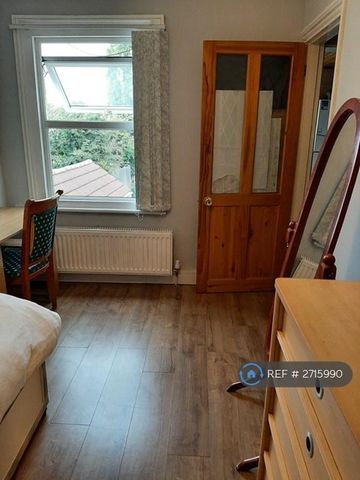 1 bedroom in a house share to rent - Photo 3