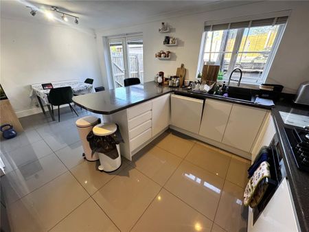 4 bedroom detached house to rent - Photo 2