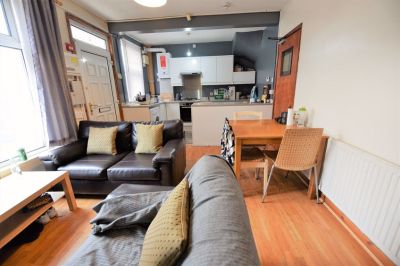 3 bedroom House in Hessle Walk, Leeds - Photo 3