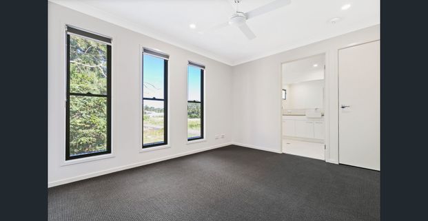 Large 3 Bdrm 2.5 Bath Townhouse 6 Month Lease Close to Nambour CBD - Low Maintenance Living at its Best - Photo 1
