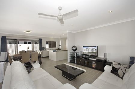 BEAUTIFUL DREAM FAMILY HOME IN BUSHLAND BEACH - Photo 2