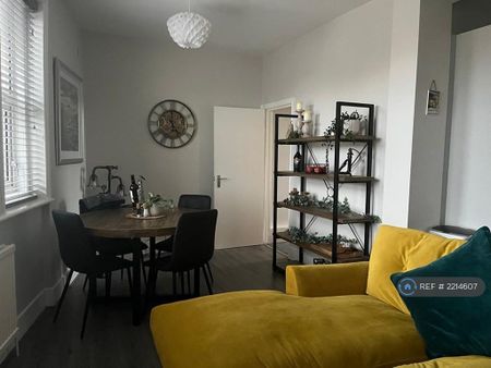 1 bedroom in a flat share to rent - Photo 3