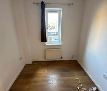 6 Bedroom 2.5 Bathroom Apartment - Photo 2