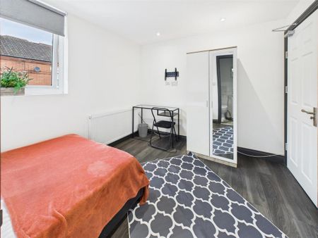 1 bedroom in a house share to rent - Photo 2